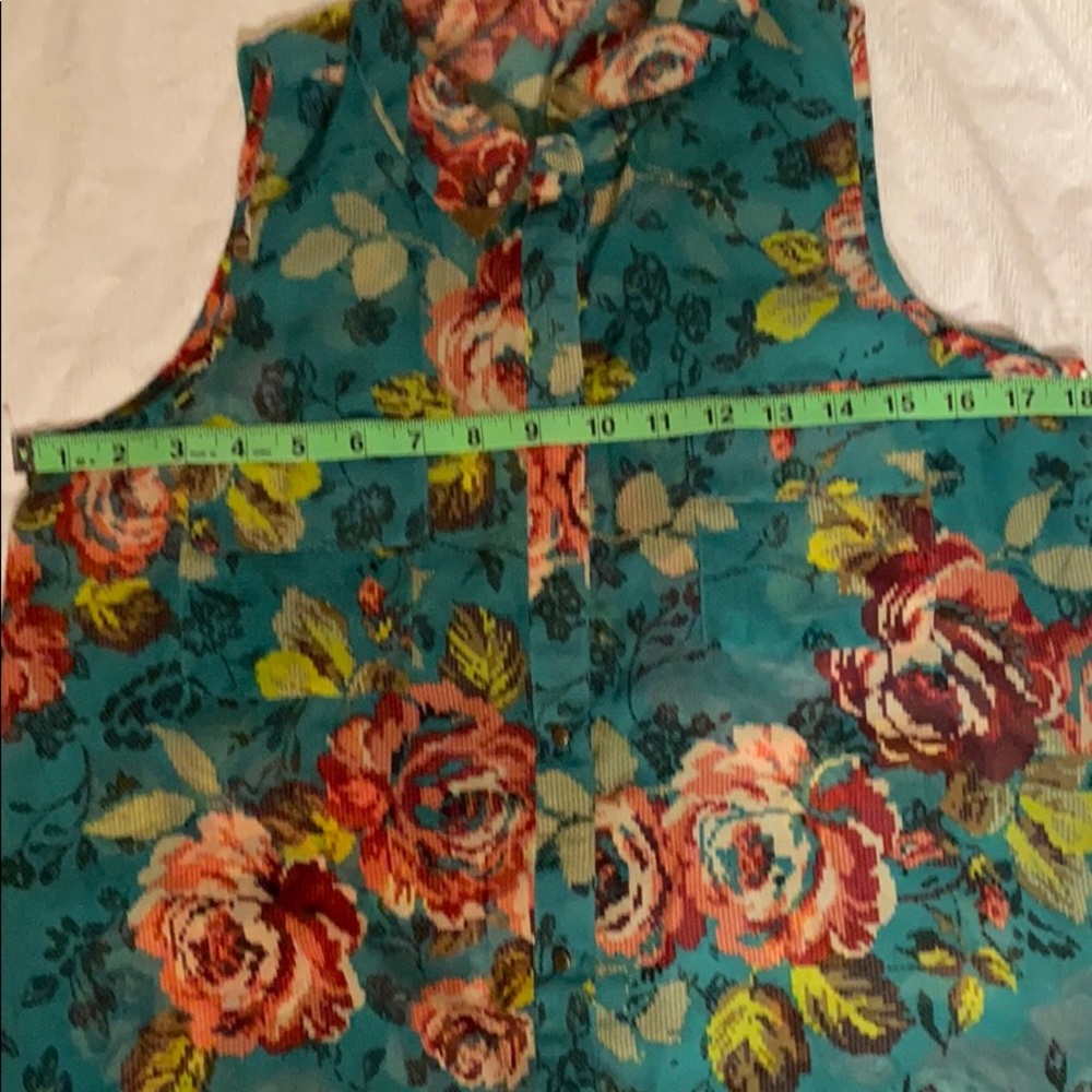 SELF ESTEEM floral sleeveless blouse - runs more like a size Small - Picture 6 of 8